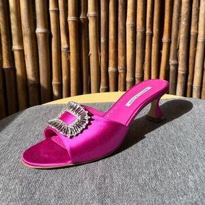 MANOLO BLAHNIK Laalita 50 crystal-embellished satin mule in fuchsia.